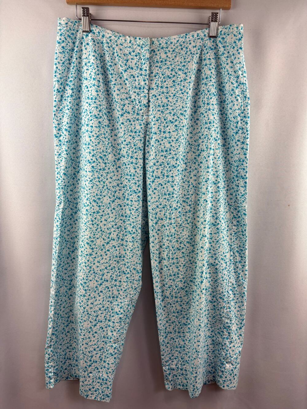 Women’s Norton Studio Size 14 White w/ Blue Florals Capris